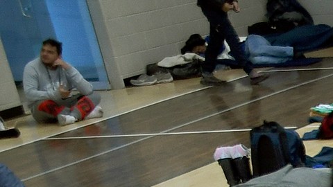 Migrantes descansan en un refugio improvisado en Denver, 6 de enero de 2023.