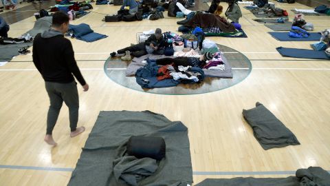 Migrantes descansan en un refugio improvisado en Denver, 6 de enero de 2023.