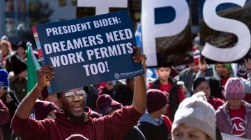 Inmigrantes que han estado en Estados Unidos durante años marcharon hacia la Casa Blanca en 2023 pidiendo permisos de trabajo.