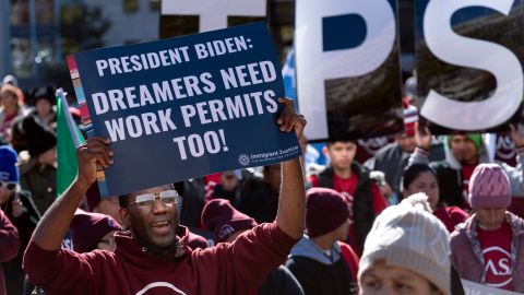 Inmigrantes que han estado en Estados Unidos durante años marcharon hacia la Casa Blanca en 2023 pidiendo permisos de trabajo.