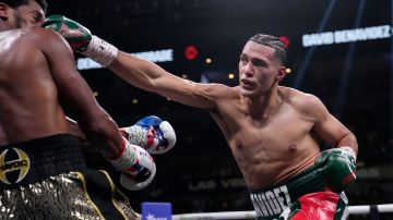 El boxeador salió en defenda de Óscar de la Hoya tras la disputa que tuvo con el Canelo Álvarez.