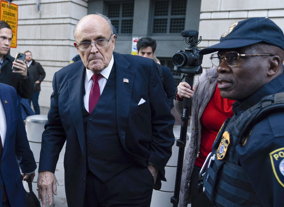 Rudy Giuliani acuerda ‘nunca más’ difamar a empleadas electorales de Georgia de participar en delitos en comicios de 2020