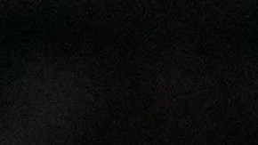 Raúl Jiménez disputa un balón con Levi Colwill en un partido entre el Chelsea y el Fulham.