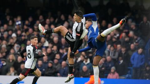 Raúl Jiménez disputa un balón con Levi Colwill en un partido entre el Chelsea y el Fulham.