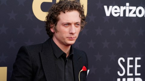 Jeremy Allen White posando.