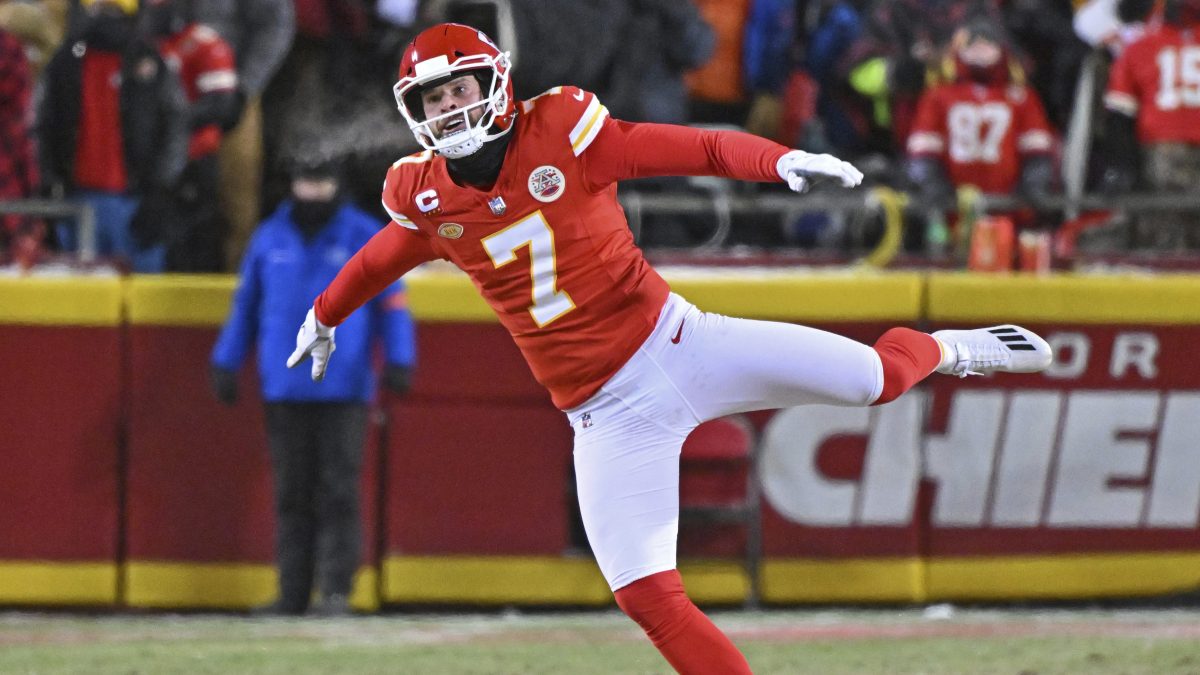 Se disparan las ventas de camisetas de Harrison Butler tras discurso conservador y homófobo