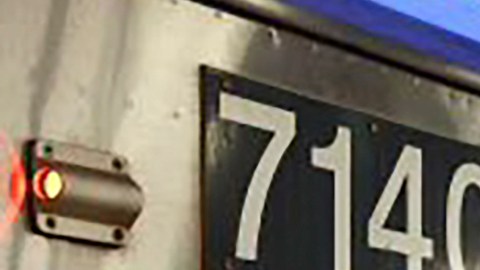 El sujeto, descrito como un hombre de unos 50 años, huyó a pie del tren y aún se encuentra fugitivo.
