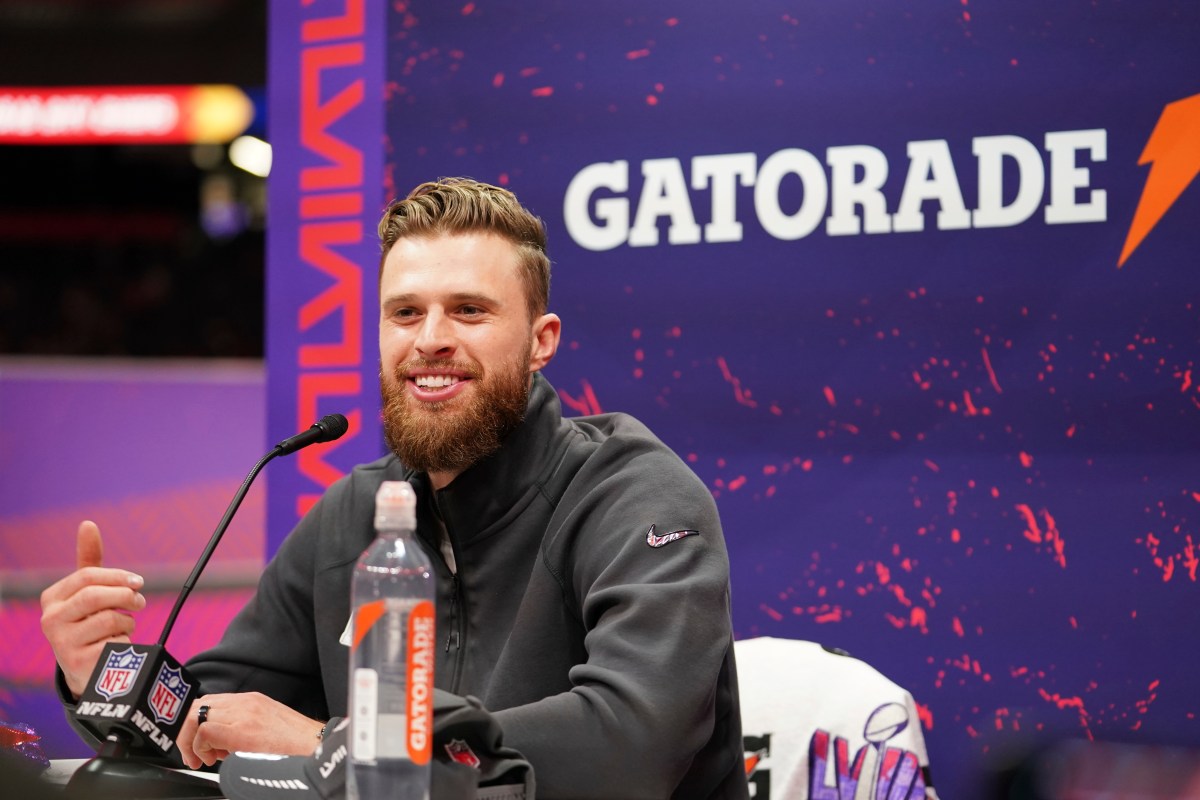 Llueven críticas contra Harrison Butker tras comentarios homófobos y machistas durante discurso en Kansas City