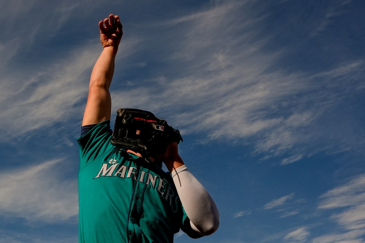 Insólito: Fanático captura dos pelotas de foul consecutivas y hace estallar las gradas [Video]