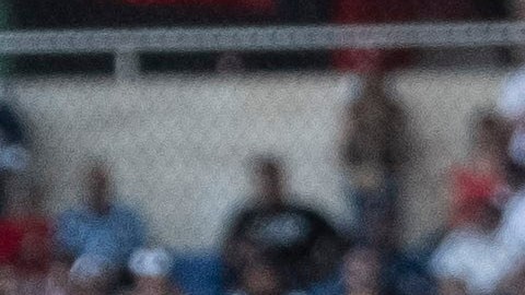 Pedro Martínez posa con la camisa de Boston Red Sox durante la serie en República Dominicana de MLB.