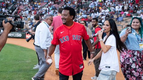 Pedro Martínez posa con la camisa de Boston Red Sox durante la serie en República Dominicana de MLB.