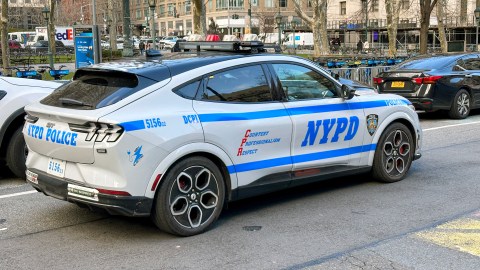 Los investigadores, los dos de Bronx Narcotics, fueron asignados a Browsville como parte de un programa de verano para reducir el crimen.