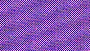 Árbitro revisando en el VAR una posible mano en una jugada de gol.