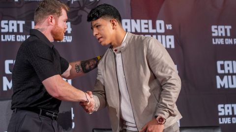 Canelo Alvarez estrecha la mano de Jaime Munguía.