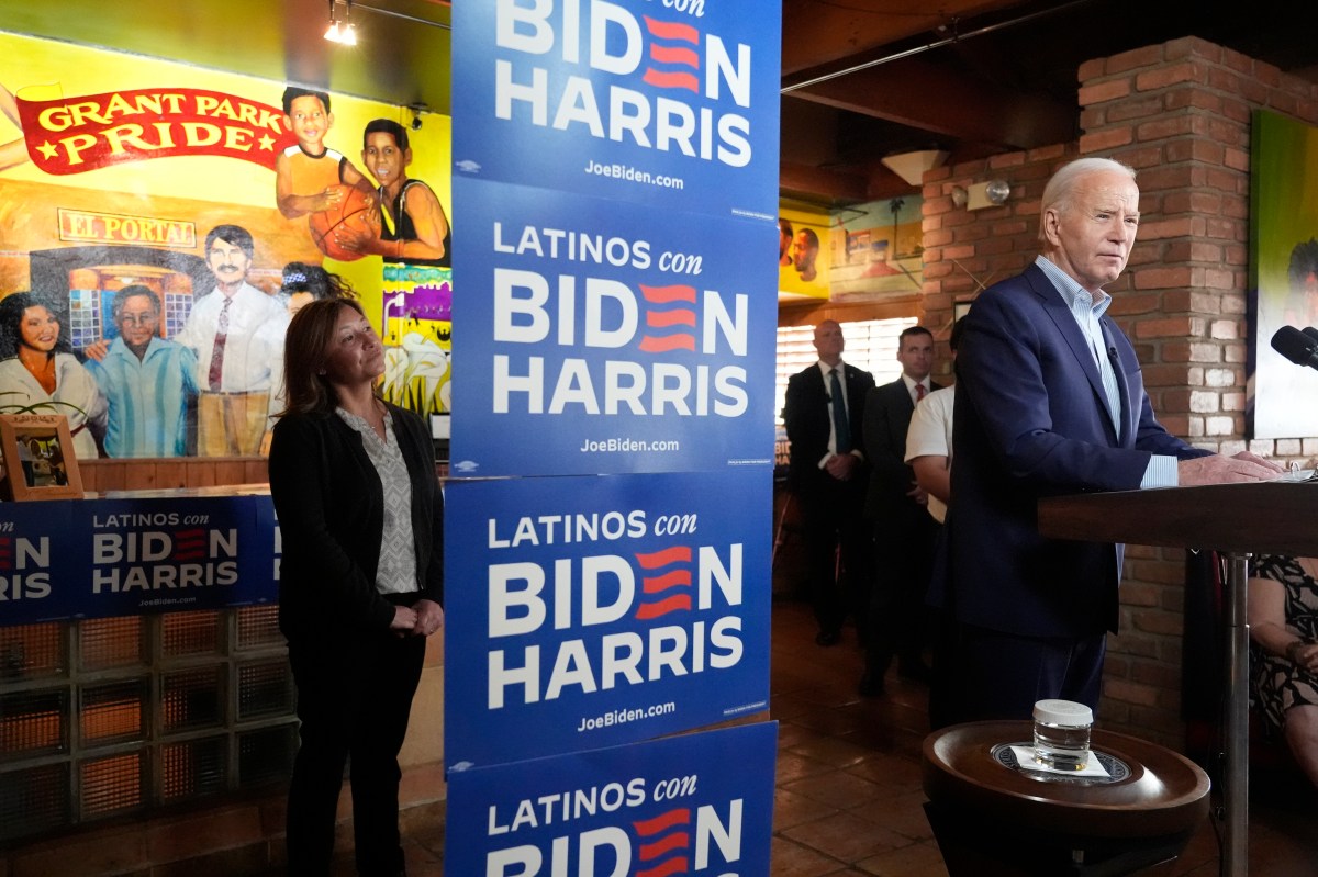 La campaña de Biden alerta a los latinos que en noviembre se juegan el acceso a la sanidad