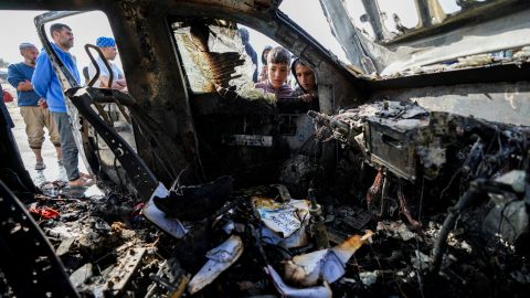 La gente inspecciona el sitio donde fueron asesinados los trabajadores de World Central Kitchen en Deir al-Balah, Franja de Gaza.