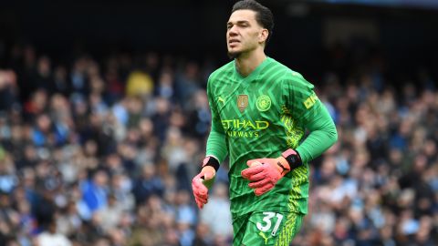 El portero brasileño sufrió una fractura en el rostro durante un juego de la Premier League.