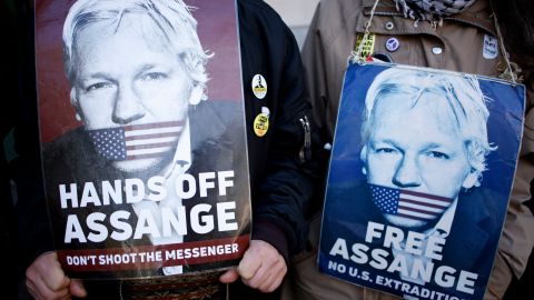 Activistas que conmemoran los cinco años del arresto del fundador de Wikileaks, Julian Assange, en Reino Unido.