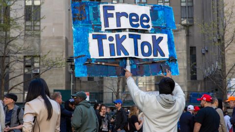 Un hombre lleva un cartel de TikTok gratuito frente al juzgado donde comenzó el juicio secreto de Donald Trump el 15 de abril de 2024 en Nueva York.