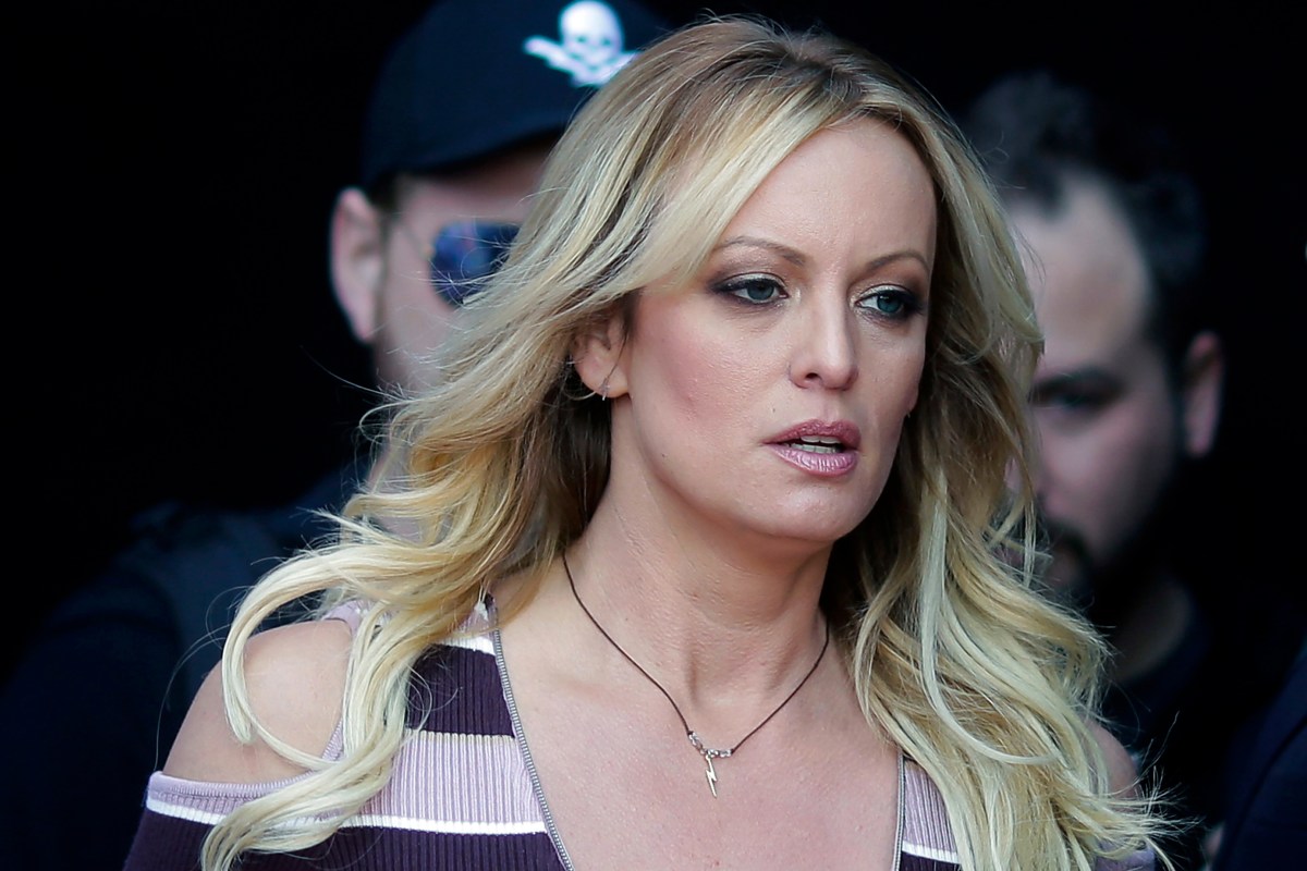 Stormy Daniels usó chaleco antibalas antes de llegar a corte de NY para testificar en juicio contra Trump