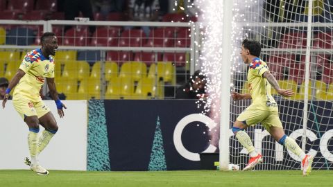 Los jugadores del América Alejandro Zendejas y Julian Quinones celebran un gol durante un partido de la CONCACAF Champions Cup.