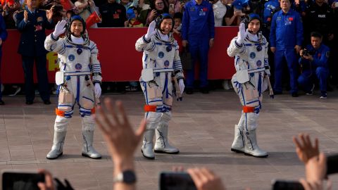 Astronautas chinos realizan la caminata espacial más larga de cualquier misión de ese país