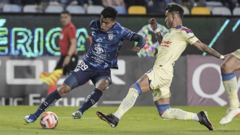 Cristian Calderon enfrenta a Emilio Rodriguez durante un partido entre el CLub América y el Pachuca.