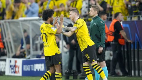 Karim Adeyemi es sustituido por Marco Reus durante el partido entre el Borussia Dortmund y el Paris Saint-Germain.