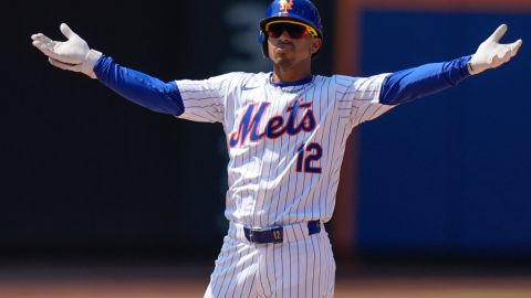 Francisco Lindor celebra tras batear el doble que dejó en el terreno a Chicago Cubs en el Citi Field.