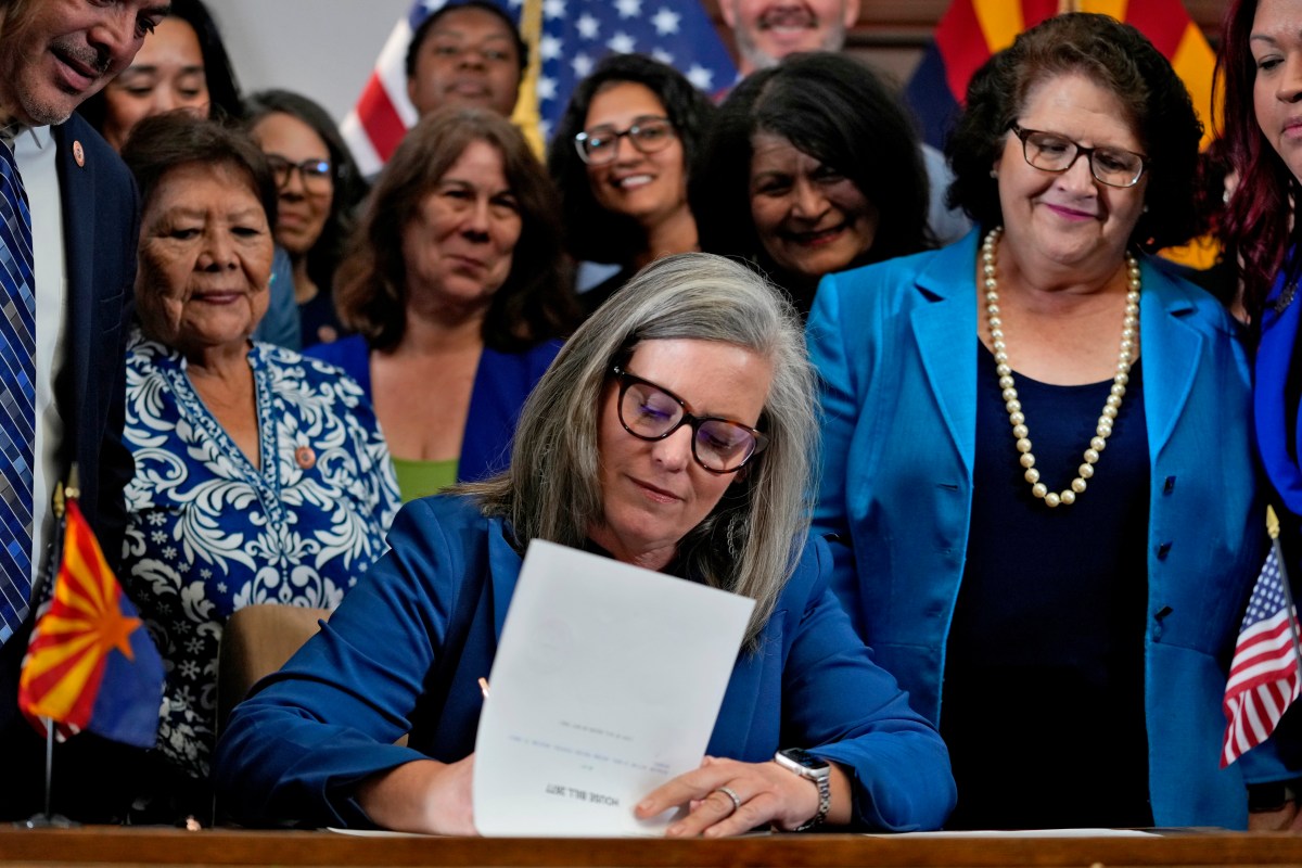 Gobernadora de Arizona firma ley que deroga la radical prohibición al aborto de 1864