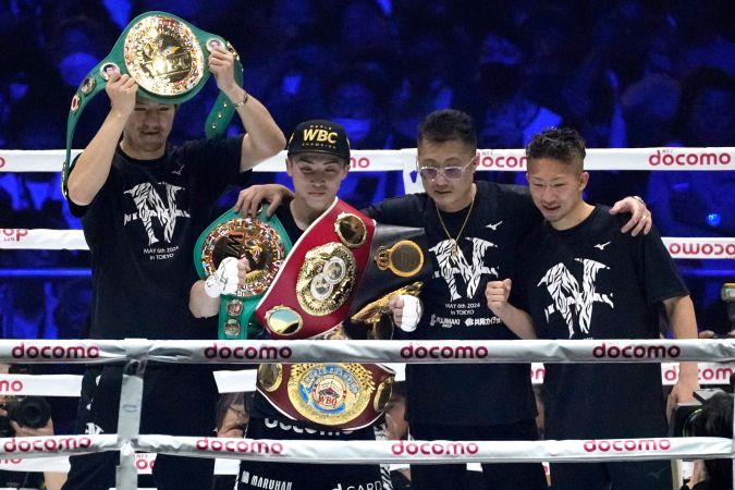 Naoya Inoue celebrando su victoria ante el mexicano Luis Nery.