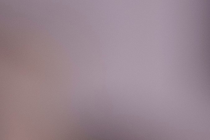 Una pancarta de una mujer desaparecida nacida en Colombia, Ana María Knezevich Henao, de 40 años, se exhibe en una farola en Madrid, España, el 16 de febrero de 2024.