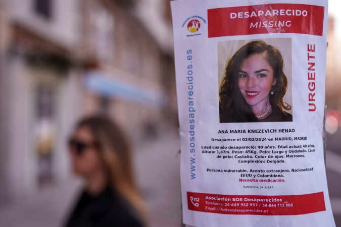 Una pancarta de una mujer desaparecida nacida en Colombia, Ana María Knezevich Henao, de 40 años, se exhibe en una farola en Madrid, España, el 16 de febrero de 2024.
