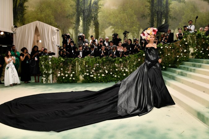 Este es un vestido vintage de Givenchy. / Foto de Evan Agostini/Invision/AP.