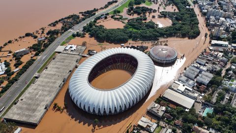 El estadio Beira Rio completamente anegado luego de las intensas lluvias que han azotado a Porto Alegre en Brasil.