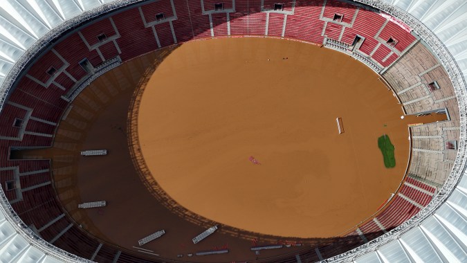 Estadio Beira Río de Porto Alegre completamente bajo el agua.