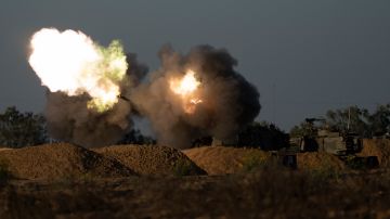 Una unidad móvil de artillería israelí dispara un proyectil desde el sur de Israel hacia la Franja de Gaza, en una posición cerca de la frontera entre Israel y Gaza.