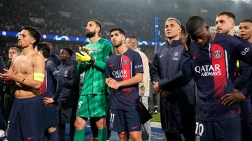 Jugadores del PSG se disculpan con su afición tras la eliminación de la UEFA Champions League.