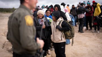 El proceso para determinar si se otorga asilo comenzará cuando los inmigrantes lleguen a la frontera.