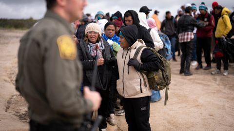 El proceso para determinar si se otorga asilo comenzará cuando los inmigrantes lleguen a la frontera.