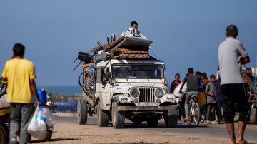 Los palestinos desplazados llegan al centro de Gaza después de huir de la ciudad de Rafah, en el sur de Gaza.