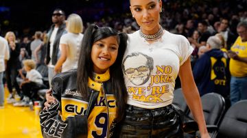 Kim Kardashian posando con su hija North West en un partido de la NBA.