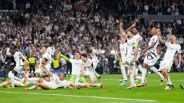 Jugadores del Real Madrid celebran con la afición luego de haber conseguido el triunfo ante Bayern de Múnich.