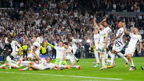 Jugadores del Real Madrid celebran con la afición luego de haber conseguido el triunfo ante Bayern de Múnich.