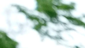 La gente escucha a un orador durante una manifestación y marcha del Movimiento por la Justicia para Migrantes de Iowa, el miércoles 1 de mayo de 2024, en Des Moines, Iowa.