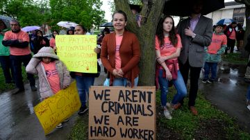 La gente escucha a un orador durante una manifestación y marcha del Movimiento por la Justicia para Migrantes de Iowa, el miércoles 1 de mayo de 2024, en Des Moines, Iowa.