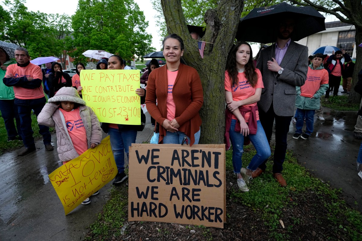 Buscan bloquear ley de Iowa que permite arrestar y expulsar a inmigrantes previamente deportados