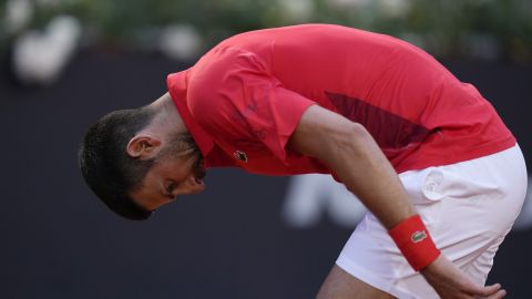 Novak Djokovic quedó tendido en el suelo tras recibir un botellazo en la cabeza en Roma [Video]