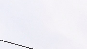 Una línea eléctrica cuelga precipitadamente en el aire cerca de la Universidad Estatal de Florida en Tallahassee, Florida, el viernes 10 de mayo de 2024.