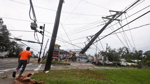 Una línea eléctrica cuelga precipitadamente en el aire cerca de la Universidad Estatal de Florida en Tallahassee, Florida, el viernes 10 de mayo de 2024.